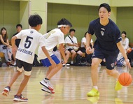 河村選手らが小学生と交流