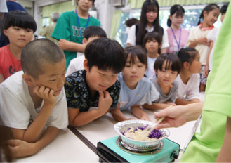 実験を見学する参加児童