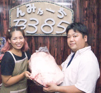 和牛を掲げ笑顔の愛川さん（左）と川田さん