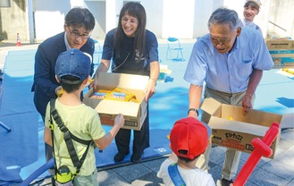 子どもたちにはポテトチップスのプレゼント