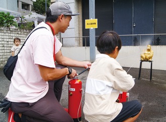 「金色のゴリラ」めがけて放水