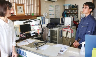 大西さん（左）に説明をする牧野社長