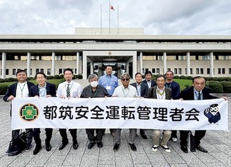 防衛大学校の校舎前で記念撮影