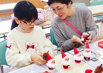 プレゼント用のサンタを作る参加者