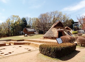 復元された竪穴住居が建つ大塚遺跡