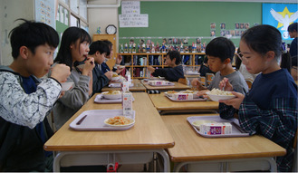 夢中でカレーを頬張る荏田小学校の児童ら