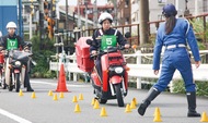 二輪車の安全運転を指導