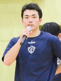 ファンを前にあいさつする森井選手