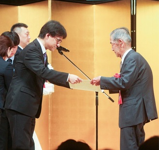 佐々田区長（左）から市民栄誉賞や区政功労賞が贈られた表彰式