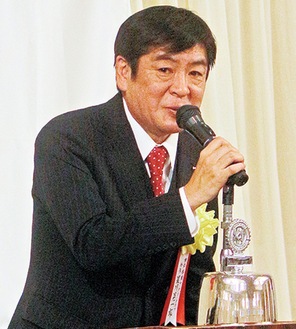 謝辞を述べる星川会長