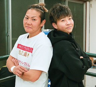 必勝を誓う若狭選手（左）と柳尾選手