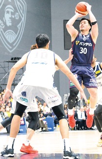 逆転のシュートを決めた須藤選手