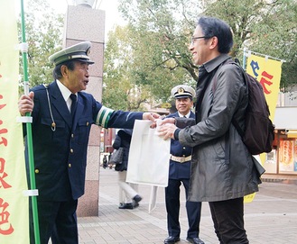 仲町台駅前で啓発品を配布