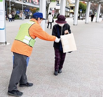 駅前で啓発品を配布