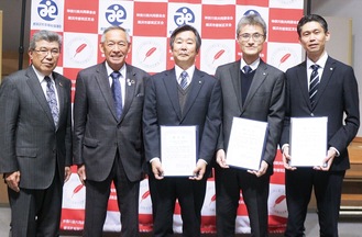 (写真左から)持田敏佐江戸加賀原地区社会福祉協議会会長、村田会長、小田勉京セラ（株）横浜事業所長、岡本慎司同労働組合横浜支部長、竹島卓朗同横浜事業所総務課責任者