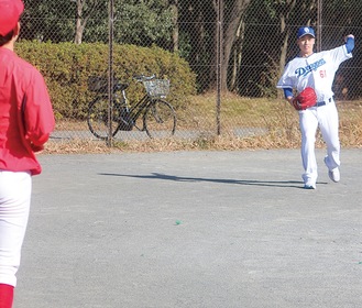 キャッチボールを披露する高橋選手