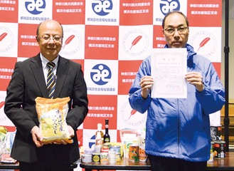 社協の小野広久事務局長(左)と都筑阪急の平野店長