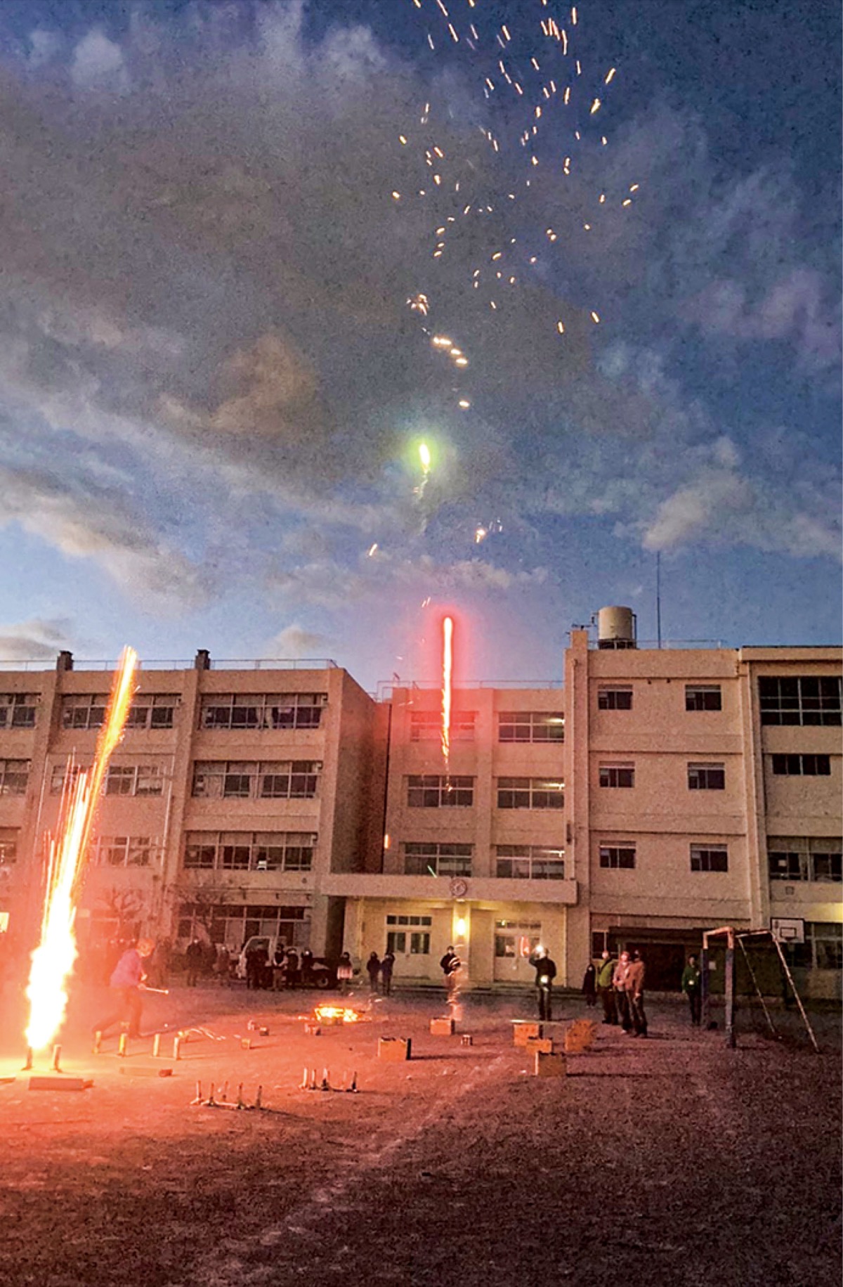 折本小 おやじの会が花火大会 コロナ禍の卒業生に思い出 都筑区 タウンニュース