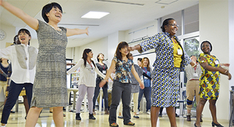 交流会でラジオ体操する学生と研修生