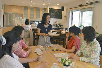 客との会話を楽しむ五味さん（中央）