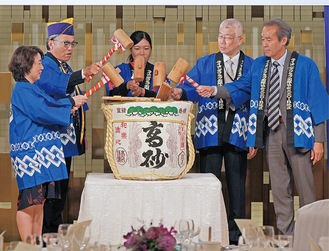 鏡開きを行う、左から権藤区長、鈴木会長、峰さん、吉田署長、大入会長