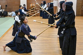 指導する中学生（右）と児童たち