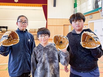 二俣川小学校の「始球式」に参加した、６年生の児童たち＝提供写真