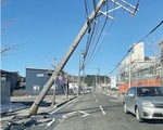 電柱が傾き、路面も悪い状態になっている＝提供写真