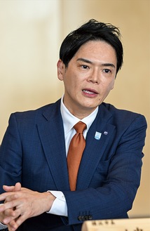 今年度の重点施策について語る山中市長