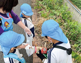 園児が地域でごみ拾い