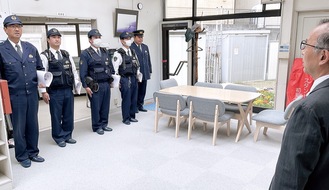 左から佐々木さん、渡辺さん、新堂さん、山ノ上さん、旭警察署地域第二課の澤山純二警部