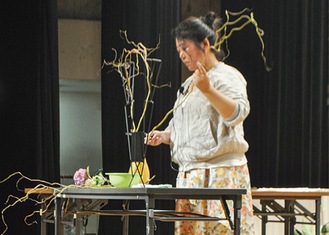 生け方を披露する花澤さん