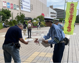 交通安全をよびかける瀬谷署員