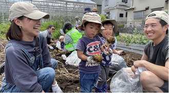 収穫を楽しむ家族