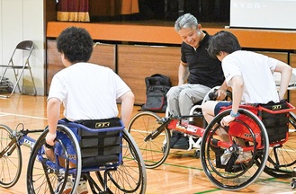 花岡さん（中央）が車いすの操縦を指導し、生徒が参加するレースを開催した