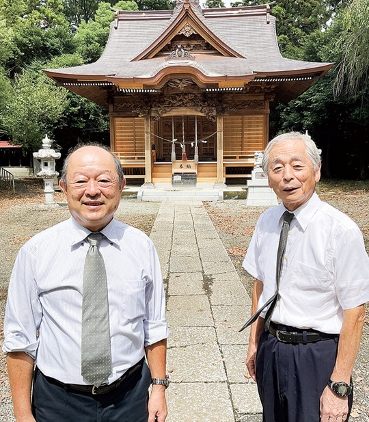 例大祭復活に喜びを見せる鈴木総代長（左）と小林副総代長