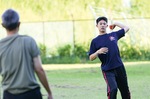 雄之さん（左）と若葉台公園で練習に励む