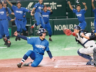 決勝戦でサヨナラのホームを踏む小林さん＝提供写真