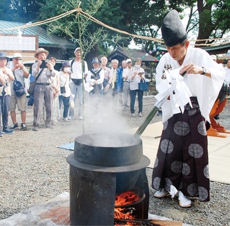 神事を見守る来場者