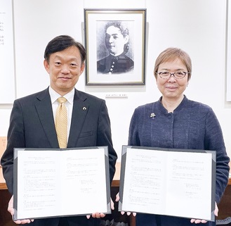 協定書を取り交わした永川理事長（左）と小檜山学長