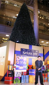 ランドマークタワーの「SPARK TREE」の前に立つ尾上松也さん©Disney　©Disney/Pixar　©MARVEL　© & ™ Lucasfilm Ltd.