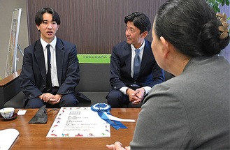 植木区長（右手前）と歓談する北井さん（左）