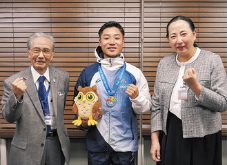 植木区長（右）と澁谷会長（左）を訪問した斎藤さん＝瀬谷区役所