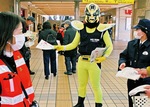 三ツ境駅でチラシを配布する振り込まセンジャー