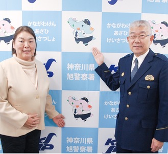 タスクくん（上）とセキュアちゃんを紹介する明子さんと吉田署長