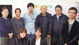 小松社長（右から２番目）と社員ら