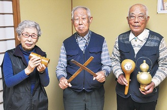 竹琴太鼓などを持つ（左から）長谷川さん、今泉さん、奈良部さん