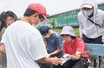 子どもが選んだにんにくの根を切る生徒（写真中央右）