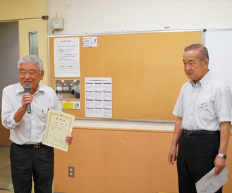 松本さんから皆勤賞の賞状を受け取った和野さん（左）