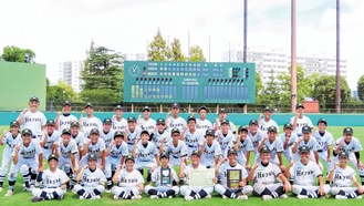 市大会７季連続優勝を喜ぶ部員ら（提供写真）